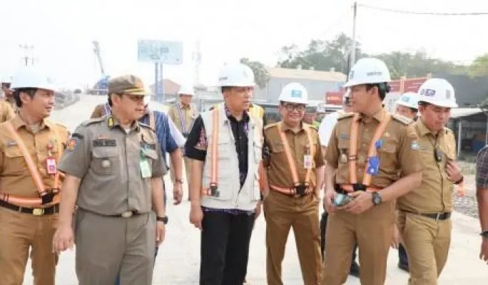 Pj Bupati saat meninjau pembangunan flyover Cisauk. (Foto/ist)