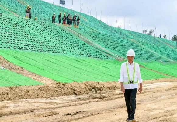 Presiden Joko Widodo saat meninjau tol Balikpapan - Kawasan IKN. (biro pers)