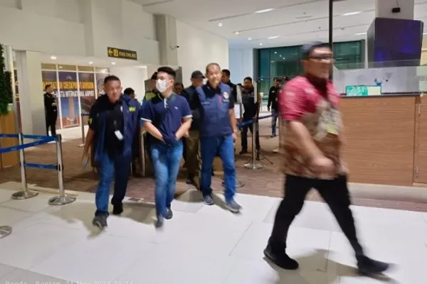 Pelaku saat tiba di Bandara Soekarno-Hatta. (Foto/ist)