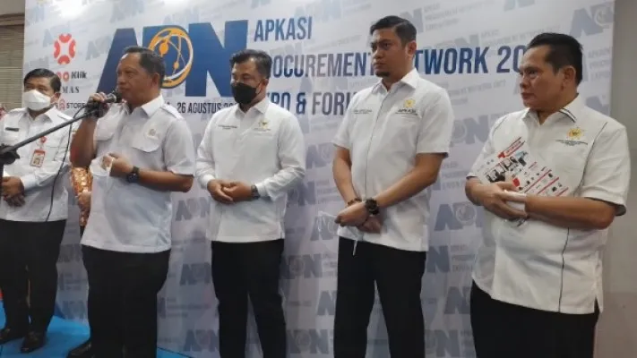 Mendagri Prof. Muhammad Tito Karnavian bersama Kepala LKPP Abdullah Azwar Anas saat membuka acara Apkasi Procurement Network (APN) 2022 Expo and Forum di Hall A1 JIEXPO.(Ist) Kemayoran