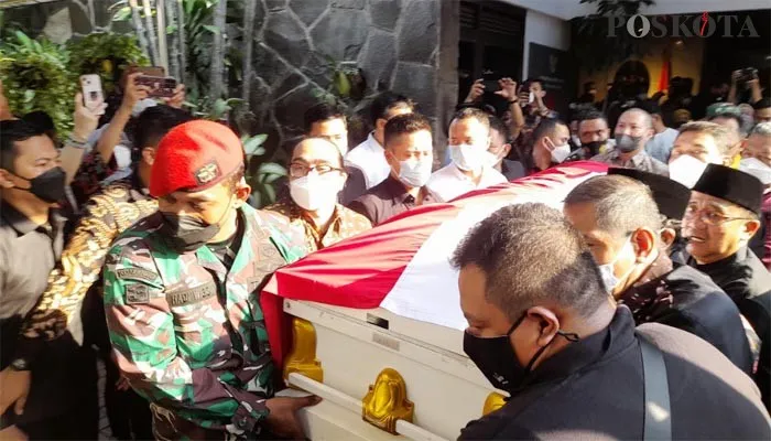 Peti jenazah mendiang Menpan RB telah dibawa menuju tempat pemakaman Taman Makam Pahlawan. (zendy)