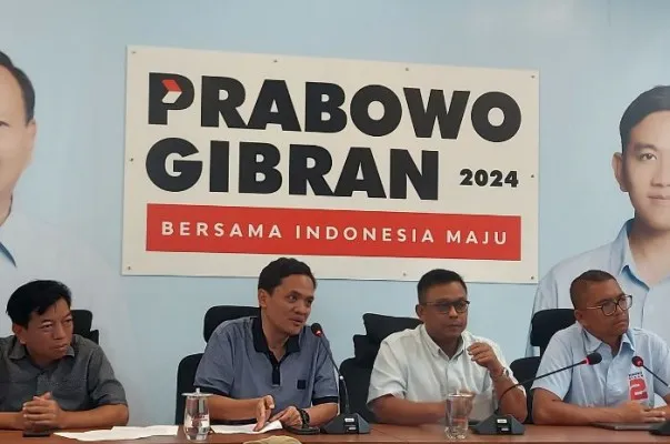 Wakil Ketua TKN Prabowo Subianto-Gibran Rakabuming Raka, Habiburokhman saat membahas film dokumentar Dirty Vote di Media Center, Jakarta Selatan (Jaksel) pada Minggu (11/2/2024).(Poskota.co.id/Angga Pahlevi)