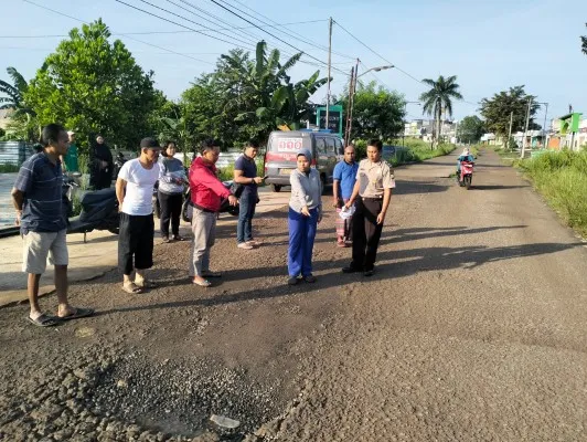 Petugas Polsek Bojonggede melakukan olah TKP bersama korban begal. (Poskota.co.id/Angga Pahlevi)