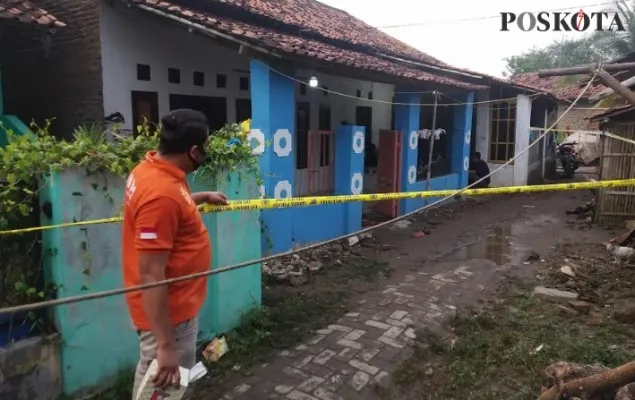 Polisi  memasang garis kuning di rumah korban. (luthfi)