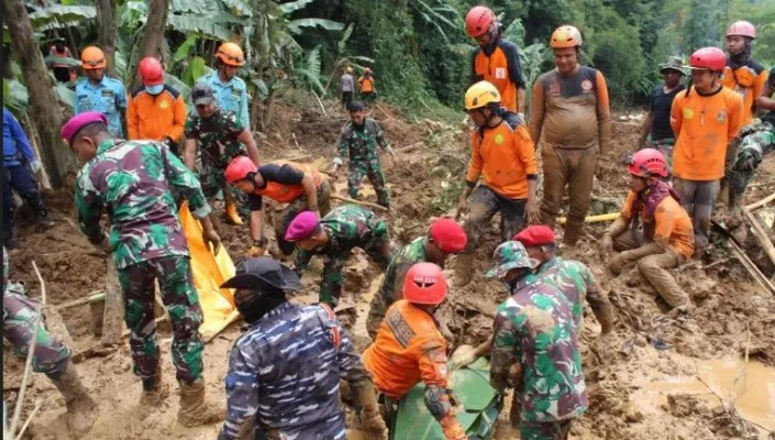 Para prajurit hingga saat ini berhasil mengevakuasi 8 jenazah yang tertimbun tanah akibat gempa.(Ist/Dispenal)