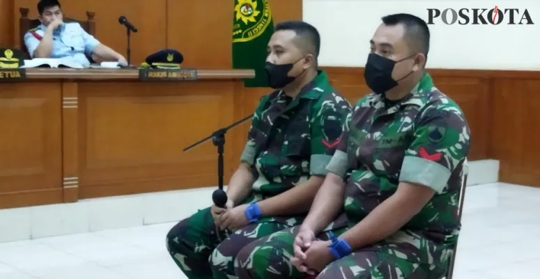 Kopda Andreas Dwi Atmoko (pegang mikrofon) dan Koptu Ahmad Sholeh menjadi saksi dalam persidangan kasus dugaan pembunuhan berencana atas terdakwa Kolonel Inf Priyanto di Pengadilan Militer Tinggi II, Cakung, Jakarta Timur, Selasa (15/3/2022) (ardhi)