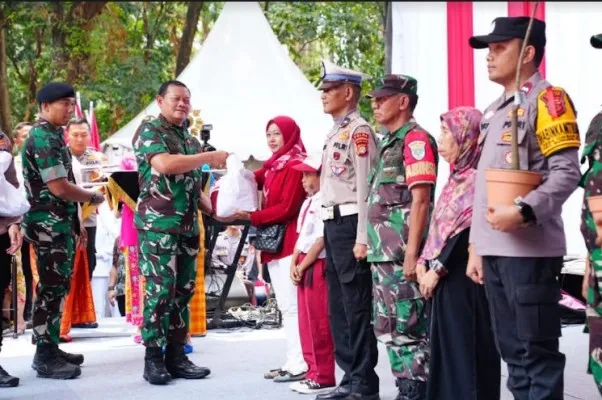 Panglima TNI Laksamana TNI Yudo Margono, S.E., M.M. saat menyerahkan bantuan,(Ist)