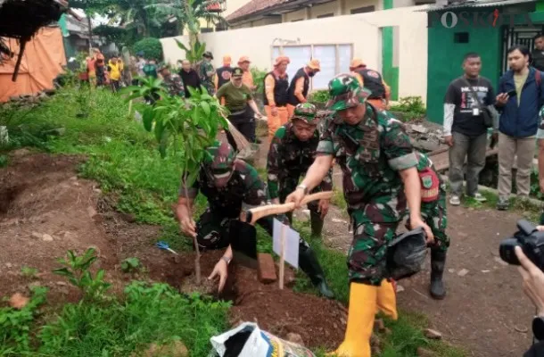 Prajurit TNI Kodim 05/07 Bekasi saat tanam pohon hingga bersihkan lumpur di Bantargebang, Bekasi. (Ihsan Fahmi).