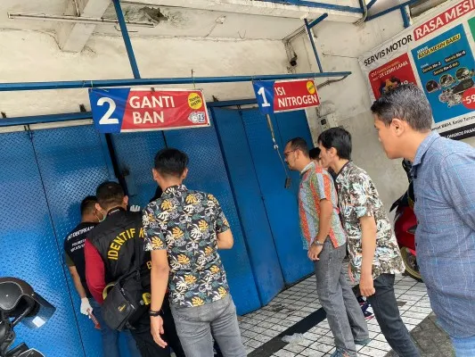 Anggota Polres Metro Bekasi Kota saat melakukan olah TKP pencurian ban di Bekasi Timur. (Dok: Humas Polres Metro Bekasi Kota)