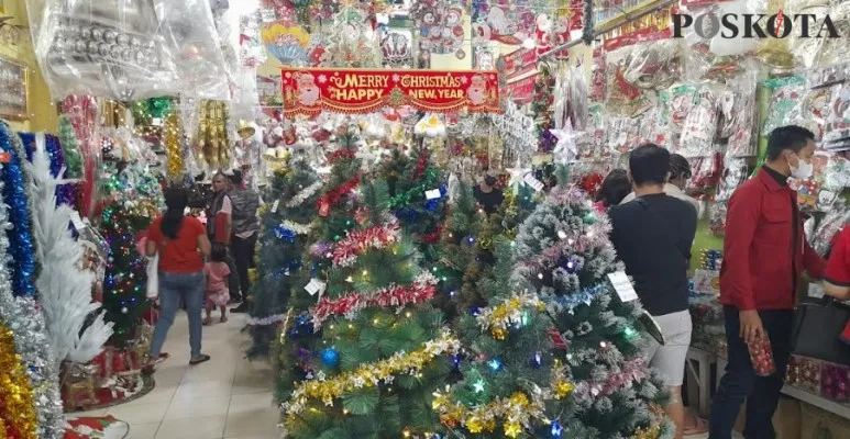 Para pembeli mendatangi toko pernak pernik Natal di jalan Ir H Juanda Kota Bekasi. Jumat (23/12/2022) pagi. (Ihsan Fahmi).