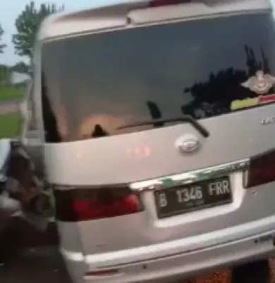 Minibus yang terlibat kecelakaan di KM 139 Tol Cipali Indramayu, Jawa Barat, Selasa (15/11/2022). (Tangkapan layar)