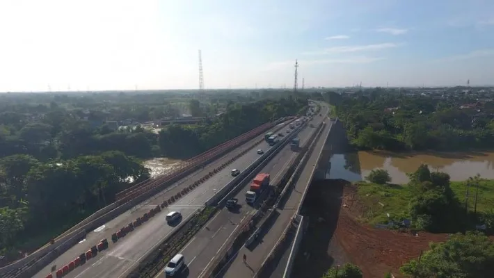 Dinding oprit Jembatan Ciujung Tol Tangerang-Merak longsor. Foto: Dok Astra Toll Tangerang-Merak