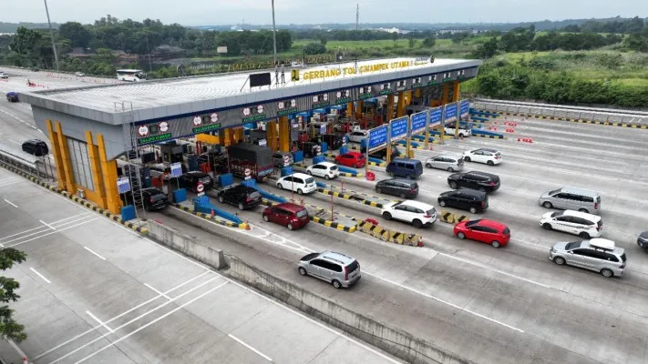 Suasana di Gerbang Tol Cikampek Utama. (foto: jasa marga)