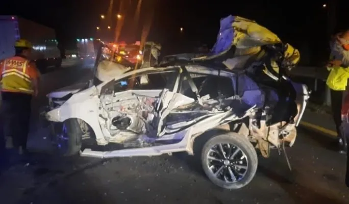 Petugas saat mengevakuasi kendaraan Toyota Yaris setelah mengalami kecelakaan di jalan tol. (ist)