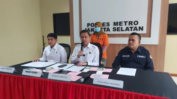 Wakasat Reskrim Polres Metro Jakarta Selatan, Kompol Hendrikus Yossi bersama Kepala BP3MI Jawa Barat, Kombes Pol Mulia N menangkap pelaku seorang wanita mantan TKI TPPO CPMI Non Prosedural. (Poskota.co.id/Angga Pahlevi)