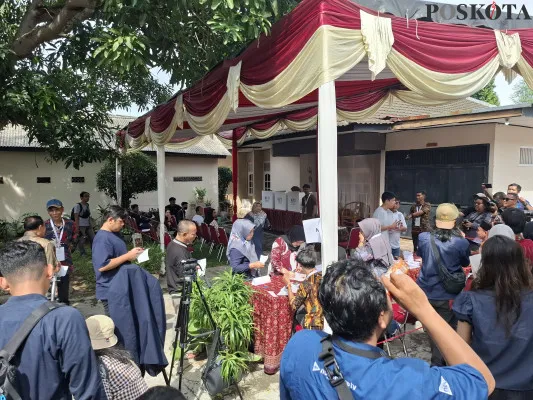 Suasan TPS 031 di Jalan Pertanian III, Kelurahan Lebak Bulus, Kecamatan Cilandak, Jakarta Selatan (Jaksel) pada Rabu, 27 November 2024. (Poskota/Angga Pahlevi)