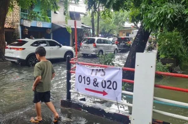 Banjir melanda kampung Gujir Baru, Duri Kepa, Jakarta Barat (Jakbar) pada Rabu (14/2/2024).(Poskota.co.id/Pandi Ramedhan)