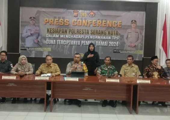 Kapolresta Serang Kota, Kombes Sofwan Hermanto saat konferensi pres kesiapan pengamanan TPS Pemilu 2024 di Mapolres Serang Kota, Senin (12/2/2024).(Poskota.co.id/Rahmat Haryono)