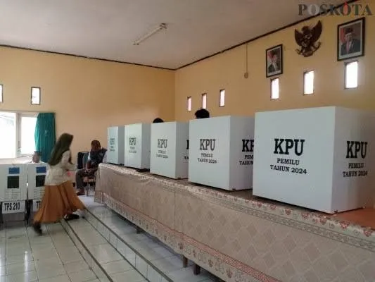 Warga Bekasi saat akan melakukan pencoblosan melalui bilik yang disediakan KPU di salah satu TPS. (Dok: Poskota/Bekasi).