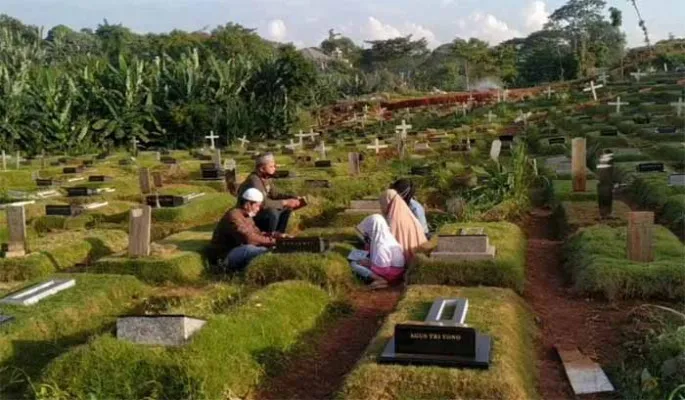 Peziarah yang datang ke TPU Pondok Ranggon, Cipayung. (dok)