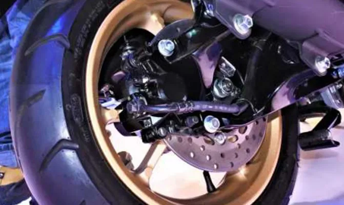 Traction Control System (TCS) merupakan fitur keselamatan berkendara yang mampu menjaga ban dari kondisi slip. (Foto/yamaha)