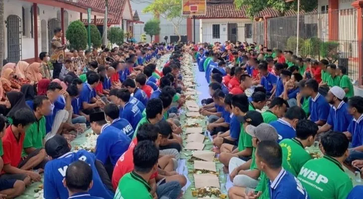 Ratusan Napi di Lapas Rangkasbitung Lebak saat mengikuti acara liwetan bersama. (Foto: Ist).