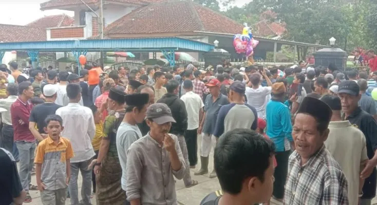 Ribuan masyarakat Sipayung Lebak saat berkumpul di halaman Mesjid dalam rangka Ngatir. (Foto: Ist).