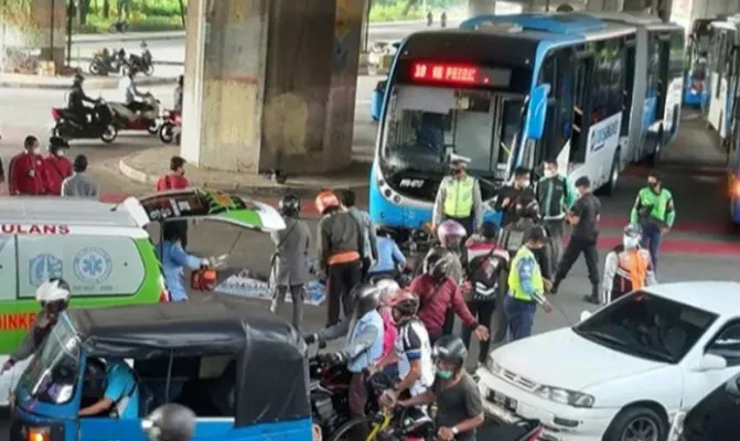 Bus TransJakarta tabrak sepeda motor, darah keluar dari mulut, hidung dan telingga korban di dekat TL Coca Cola, Cempaka Mas, Jakarta Pusat, Selasa (1/2/2022). (Foto/ig@jktinfo/@ielhamakbar)