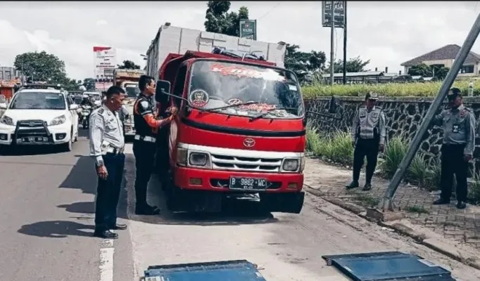 Para petugas Dishub Pandeglang saat melakukan penertiban kendaraan ODOL. (Foto: Ist).