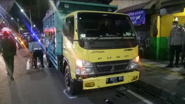 Truk yang ditabrak motor yang dikemudikan WNA di Jalan Prof D. Satrio, Kuningan, Jaksel. Pemotor WNA tersebut tewas di tempat. (ist)