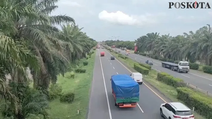 Foto: Kendaraan truk saat melintas di Tol Tangerang-Merak (Poskota/Bilal Hardiansyah)