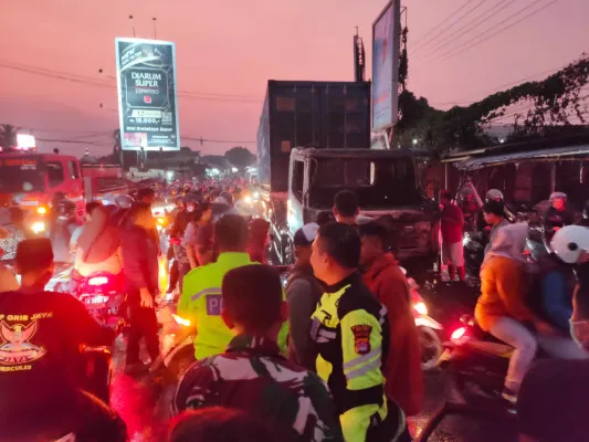 Bangkai truk kontainer yang terbakar menjadi tontonan warga seusai menyeret pengendara motor hingga tewas. (Dok. Satlantas Polres Serang)