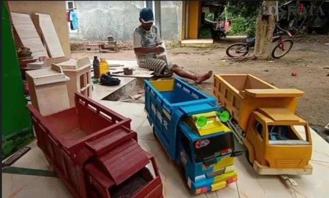 Miniatur truk dari limbah pralon karya warga Kota Serang (Foto: Bilal)