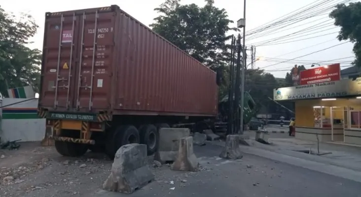 Truk peti kemas tabrak pembatas di Jalan Jenderal Sudirman Kota Bekasi. (Ist).