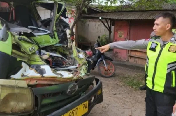 Personil Unit Gakkum Satlantas Polres Cilegon saat menunjukan kerusakan pada kendaraan truk Hino. (ist)