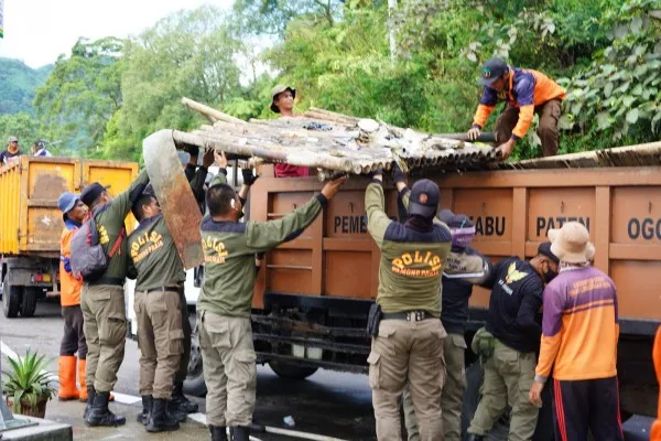 Proses Pembersihan puing-puing lapak pedagang di Puncak Bogor (Dokumen Satpol PP Kabupaten Bogor)