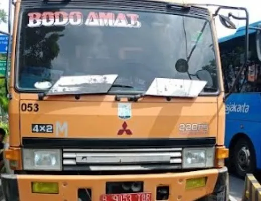 Truk sampah  Dinas Lingkungan Hidup DKI Jakarta terlibat kecelakaan dengan satu sepeda motor di Jalan Mayjen Sutoyo, Cililitan, Kramat Jati, Jakarta Timur, Kamis (28/7/2022) siang (ist)