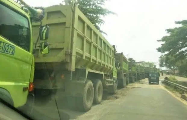 Truk sumbu tiga saat parkir di Jalan Raya Pandeglang-Labuan. (Foto: Ist).