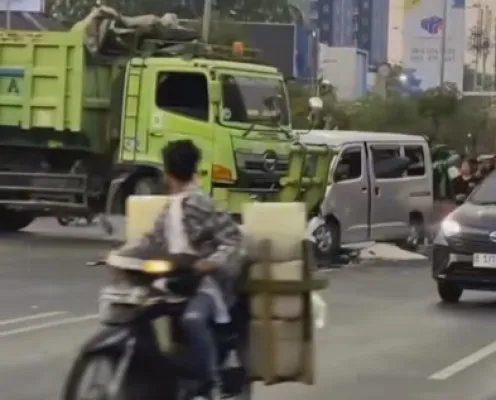 Dump truk tubruk Daihatsu grandmax di jalan Ahmad Yani Kota Bekasi. (Ist).