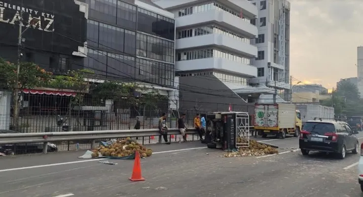 Mobil pick up pembawa durian terlibat kecelakaan menabrak truk di depannya di Tol Tangerang KM 1.400 B, Grogol Petamburan, Jakarta Barat. (Ist/Unit Laka Lantas)