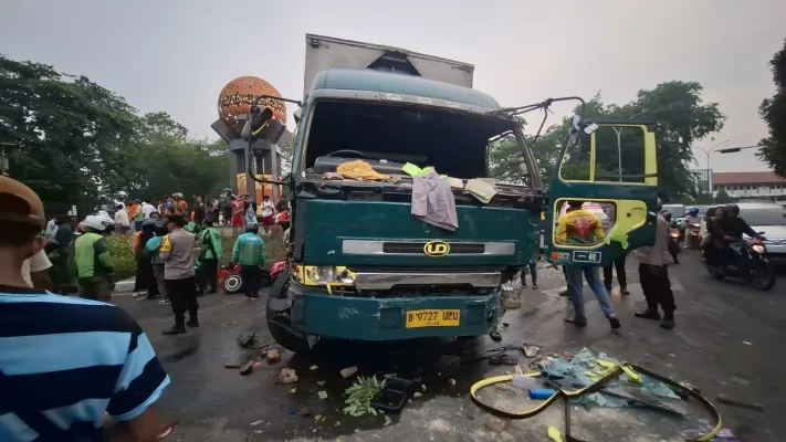 Truk ugal-ugalan setelah diamuk massa di Tugu Adipura, Kota Tangerang pada Kamis, 31 Oktober 2024. (Dok. Polres Metro Tangerang Kota)