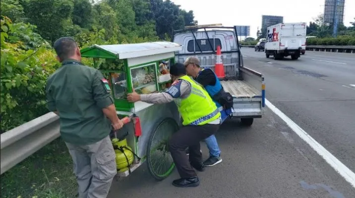 Mengaku tak tahu jalan, seorang tukang bakso masuki Jalan Tol Jakarta-Tangerang.(Ist)