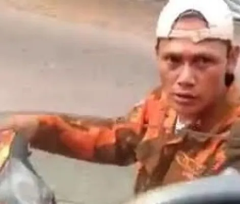 Pria Berseragam ormas palak sopir truk.(tangkapan layar video viral) \