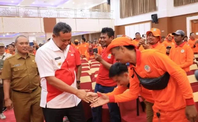 petugas penyapu jalanan berbaju orange. (Ist).