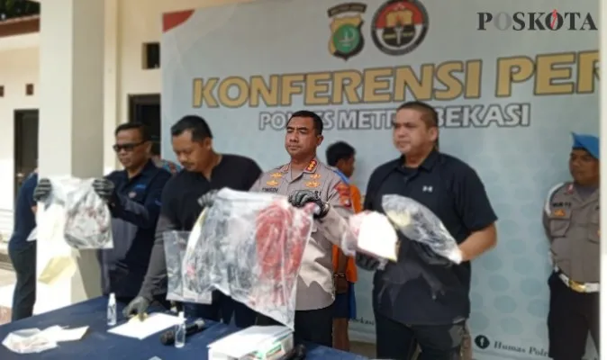 Tersangka penusukan taksi online saat konperensi pers di Polres Metro Bekasi. (Ihsan Fahmi).