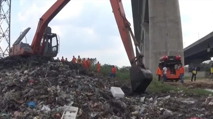 Petugas dari Daerah (UPTD) Kebersihan UPTD bersama BBWS saat mengeruk sampah di Kalijambe Tambun. (Ist).