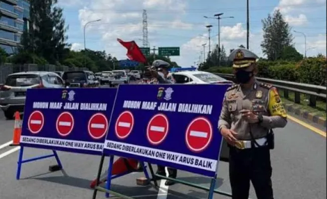 Polisi menutup Tol Jakarta-Cikampek dari arah Dalam Kota dan Tol Tanjung Priok,(Ist)