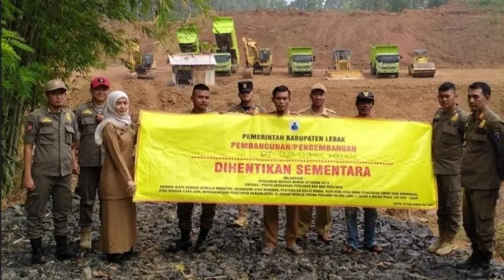 Petugas Satpol PP Lebak saat melakukan penutupan sementara pembangunan pabrik kanebo. (Ist).