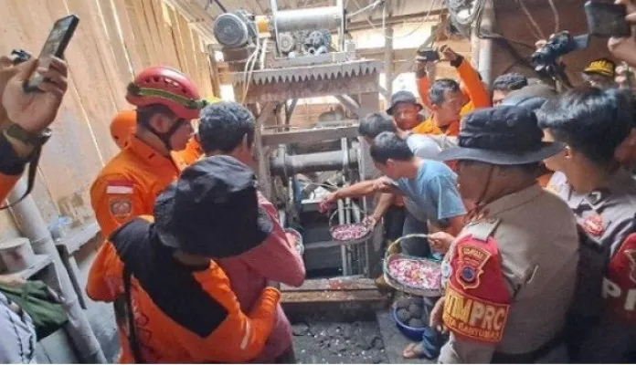 Keluarga 8 penambang lakukan tabur bunga di lubang tambang emas maut Banyumas.(Humas Basarnas)