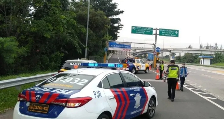 PT Jasa Marga tutup sementara Jalan Layang Cikampek .